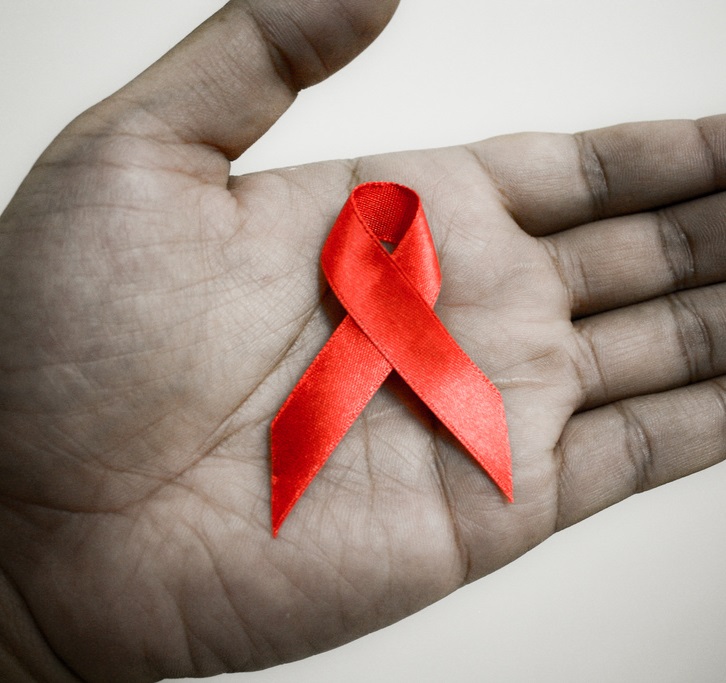 Wirus HIV - czerwona wstążka przypomina o AIDS